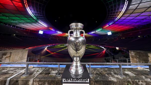 <p>Der Siegerpokal der Fußball-EM 2024 steht im Olympiastadion in Berlin.</p>