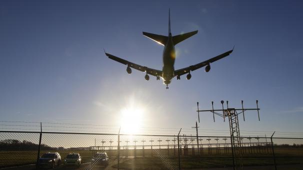 <p>Die Genehmigung für den Lütticher Flughafen, die auf 20 Jahre befristet ist, behält weiterhin die Obergrenze für 55.000 Flüge pro Jahr bei.</p>