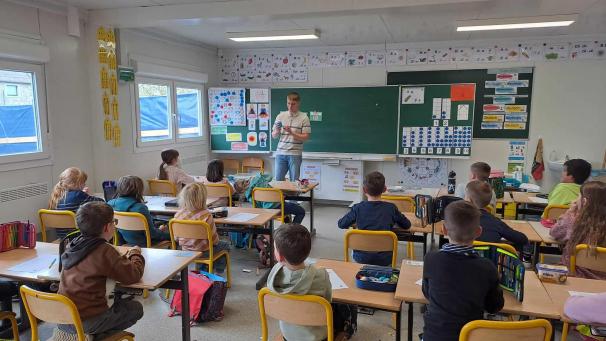 <p>Blick in eine Klasse: Die Räume sind groß und hell und viele Details sorgen dafür, dass die Kinder und Lehrer sich nicht wie in einem „Provisorium“ fühlen.</p>