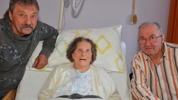<p>Mit ihren beiden Söhnen Werner (l.) und Ewald und der gesamten Familie feiert Anna Wey-Noel am Sonntag ihren 100. Geburtstag.</p>