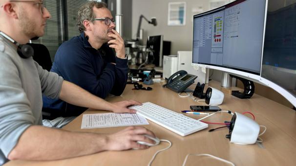 <p>Rund um die Uhr im Einsatz: Telenotärzte in der Dienststelle der Hauptwache der Feuerwehr Aachen.</p>