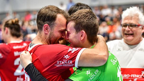 <p>Da musste Sid Hartel (links) nicht lange überlegen, wem er gratulieren soll: Torhüter Max Schunck (rechts) führte Eupen in Visé zum Klassenerhalt.</p>