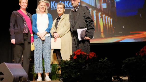 <p>Gouverneurin Catherine Delcourt, Bürgermeisterin Claudia Niessen, KultKom Geschäftsführerin Claudia Ebert und Präsident Albert Piel freuen sich über die Ehrung.</p>