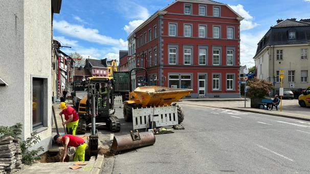 <p>Die Vorarbeiten für das Großprojekt Schilsweg sind in dieser Woche angelaufen. An unterschiedlichen Stellen entlang der Straße werden Suchgrabungen vorgenommen.</p>