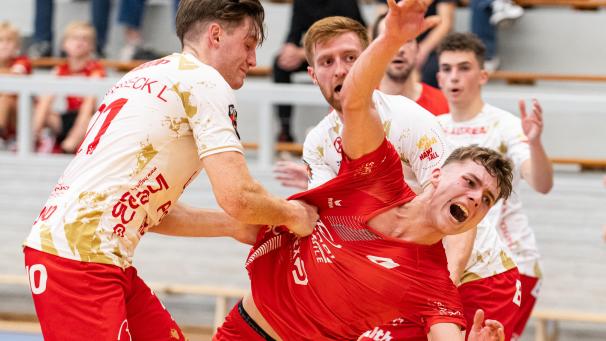 <p>Kian Wudtke (beim Wurf) und die Eupener schafften am Mittwoch den Klassenerhalt, Pelt kämpft um die Landesmeisterschaft.</p>