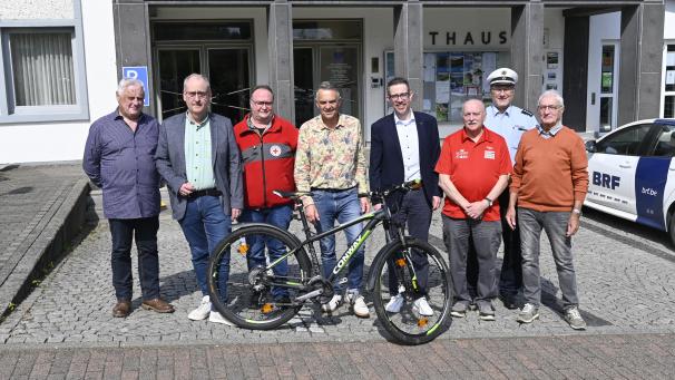 <p>Die Gemeinde Hellenthal freut sich, in diesem Jahr Startort des Triptyque Ardennais zu sein. Die erste Etappe des Amateurradrennens führt am 17. Mai von Hellenthal über Malmedy nach Büllingen.</p>