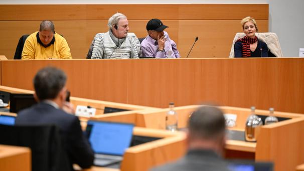 <p>Anhörung von Opfern und Ingrid Schildermans (r.), Dokumentarfilmerin der Serie „Godvergeten“, im parlamentarischen Untersuchungsausschuss</p>