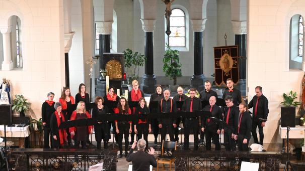 <p>Von einer ganz neuen Seite präsentierte sich das Vokalensemble Carmina Viva unter der Leitung von Rainer Hilger am 1. Mai. Der Wunsch nach einem poppigeren, moderneren Repertoire kam aus den Reihen der Sänger und Sängerinnen.</p>