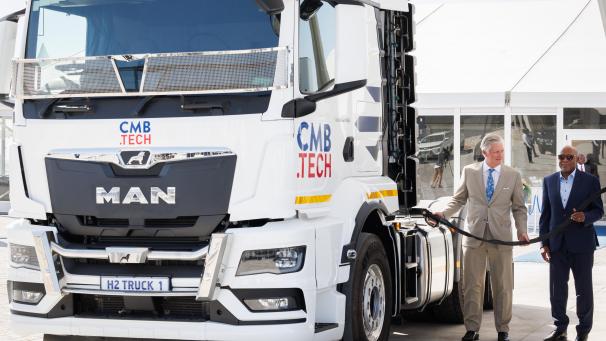 <p>An der Seite des namibischen Staatspräsidenten Nangolo Mbumba betankte König Philippe in Walvis Bay den ersten Lkw mit grünem Wasserstoff.</p>