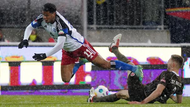 <p>Kämpfen um jeden Meter. So lautet die Devise im Hamburger Stadtderby. So wie im Hinrundenspiel zwischen Ransford-Yeboah Königsdörffer (HSV, links) und St. Paulis Karol Mets. Die Kiez-Kicker wollen ausgerechnet beim Stadtrivalen den Aufstieg klar machen.</p>
