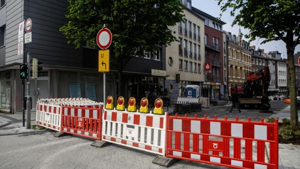 <p>Ob die Baumaschinen heute zur feierlichen Eröffnung verschwunden sind?</p>