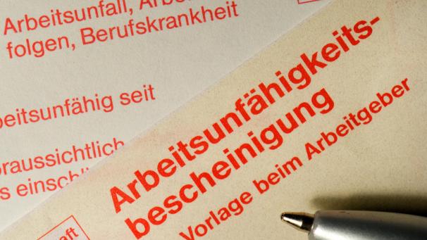 <p>Vor allem in kleinen und mittleren Unternehmen sind die Fehlzeiten deutlich gesunken.</p>