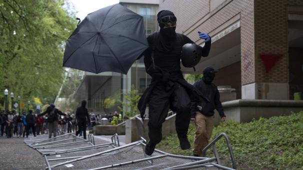 <p>Ein pro-palästinensischer Demonstrant springt auf einem umgelegten Zaun vor einer Bibliothek auf dem Campus der Portland State University in Portland, Oregon.</p>