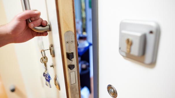 <p>Eine Tür, die in ein Zimmer einer Forensischen Psychiatrie führt</p>