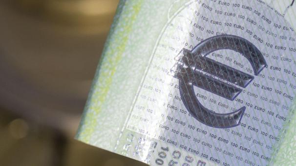 <p>Das Eurosymbol ist auf einem 100-Euro-Geldschein. Die Zinserhöhungen hatten Auswirkungen auf das Quellensteueraufkommen.</p>