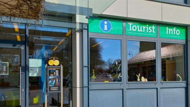 <p>Am Eingang des Tourist-Info-Büros steht neuerdings ein Münzautomat.</p>