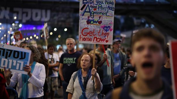 <p>Angehörige von Geiseln und deren Unterstützer protestieren vor dem Verteidigungsministerium und fordern die Regierung auf, ein Waffenstillstandsabkommen mit der Hamas zu unterzeichnen.</p>