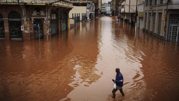 <p>Ein Mann watet in Porto Alegre im brasilianischen Bundesstaat Rio Grande do Sul durch ein von schweren Regenfällen überschwemmtes Gebiet.</p>