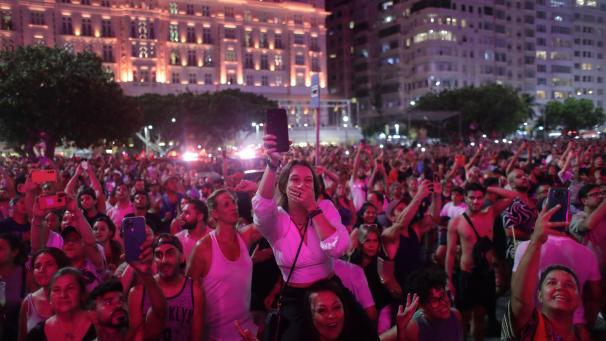 <p>Menschen beobachten eine Probe für Madonnas The Celebration Tour in Rio de Janeiro, Brasilien. Madonna wird ihre Tournee am Samstag mit einem kostenlosen Konzert am Copacabana-Strand abschließen.</p>