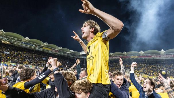 <p>Matisse Didden von Roda JC Kerkrade jubelt zu früh mit den Fans. Fans und Spieler bejubelten am Freitagabend gleich zweimal den Erstliga-Aufstieg, obwohl es den gar nicht gab.</p>