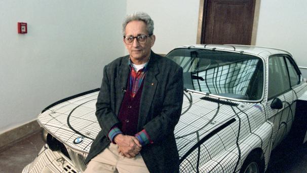 <p>Der US-amerikanische Künstler Frank Stella posiert auf einem BMW im Haus der Kunst.</p>