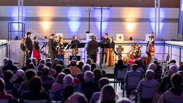 <p>Das Konzert im alten Schwimmbad in Kelmis war ein Experiment, das den Organisatoren eindeutig geglückt ist.</p>