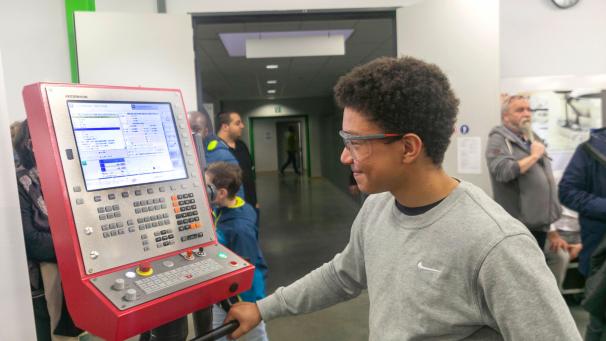 <p>Noah (16) steuert eine CNC-Fräsmaschine.</p>