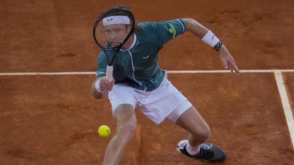 <p>Hinter Gittern: Andrej Rublev sichert sich in Madrid den Turniersieg.</p>