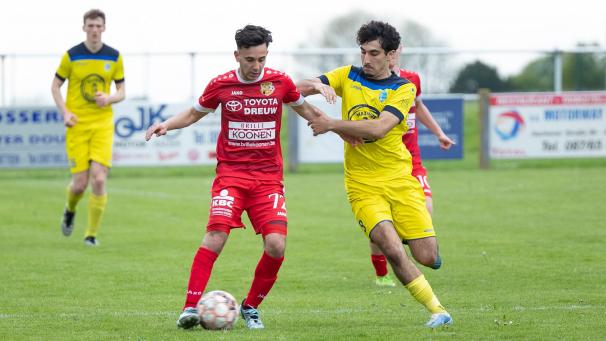 <p>Sein Moment der Saison: Georgios Damarios (links) schießt Raeren ganz nah an den Aufstieg.</p>