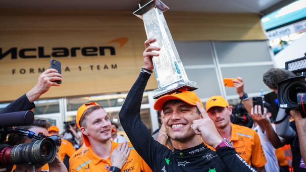 <p>Lando Norris feiert seinen Triumph.</p>