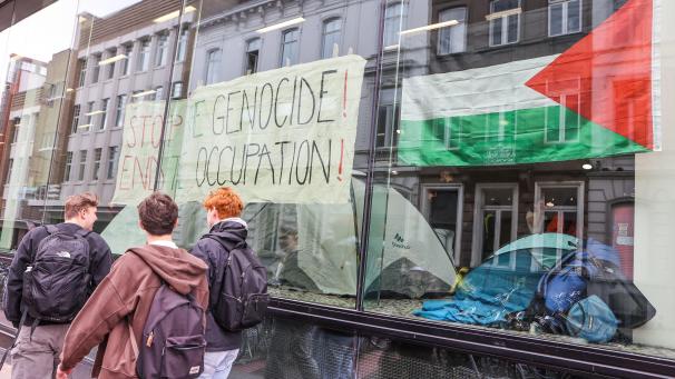 <p>Die Studenten haben Zelte mitgebracht, um in der Universität zu übernachten.</p>