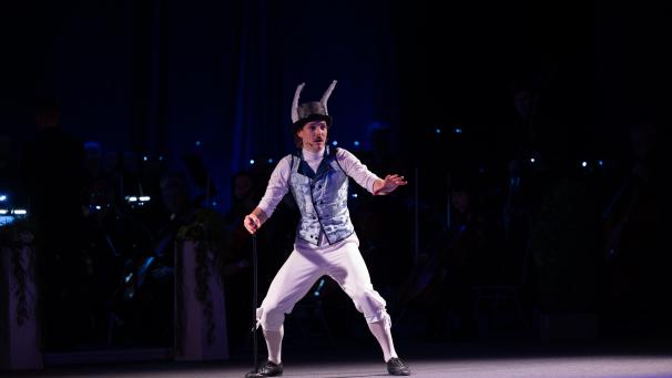 <p>Das weiße Kaninchen (Clara Delthier) führt durch die Handlung.</p>