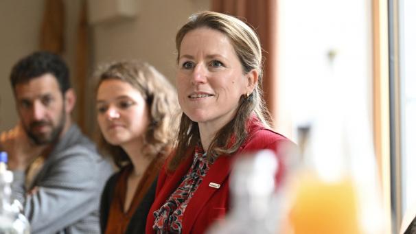 <p>Ministerin Isabelle Weykmans (r.) und Jeanne Bary stellen in Eupen das Green Key-Abkommen vor.</p>