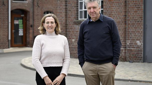 <p>VHS Geschäftsführerin Liliane Mreyen und Moderator Dr. Stefan Kirschgens</p>