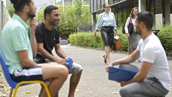 <p>Staatssekretärin Nicole de Moor beim Besuch des Dublin-Zentrums in Zaventem, das 2022 eröffnet wurde, um Asylsuchende reibungsloser an die EU-Länder zu überstellen, die eigentlich für ihr Asylverfahren zuständig sind.</p>