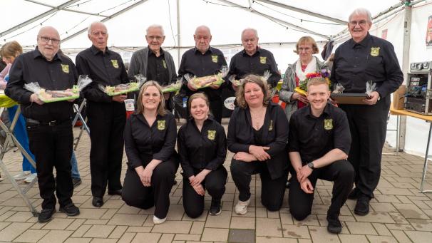 <p>Ein Koordinationsteam (vorne) hatte das Fest vorbereitet. Edmund Theis (r.) wurde zum Ehrenmitglied ernannt.</p>