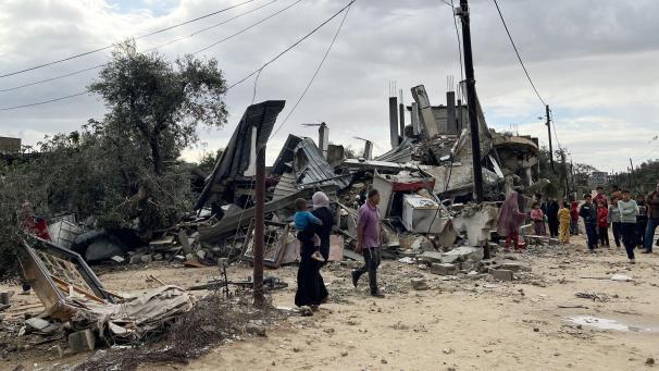 <p>Palästinenser suchen in einem zerstörten Haus in Rafah nach Überresten.</p>