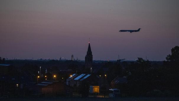 <p>Ein Flugzeug im nächtlichen Landeanflug über Steenokkereel (bei Zaventem)</p>