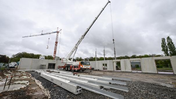 <p>Auf Schönefeld laufen die Rohbauarbeiten. Per Kran werden auf dem Gelände des König-Baudouin-Stadions derzeit Fertigbetonelemente aufgestellt.</p>