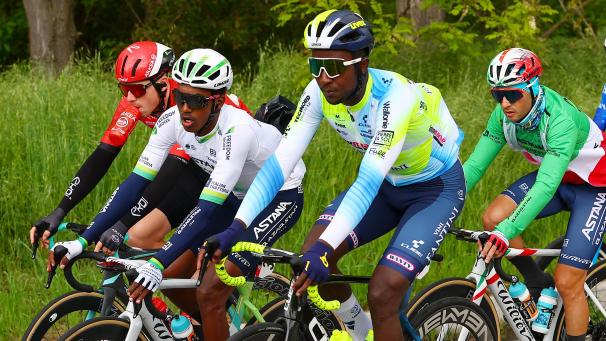 <p>Nach zwei Stürzen auf der vierten Etappe ist der Giro d’Italia für Biniam Girmay (Intermarché-Wanty, vorne) vorzeitig beendet.</p>