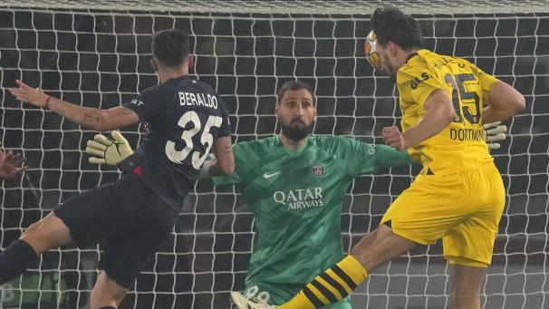<p>Finale! Mats Hummels köpft Dortmund in Paris zum 1:0-Sieg und damit ins Endspiel nach Wembley. PSG-Torhüter Gianluigi Donnarumma scheint zu ahnen, was gleich passiert.</p>