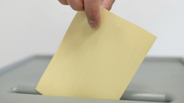 <p>In vielen Gemeinden des Landes wird weiterhin mit Papierstimmzetteln gewählt.</p>