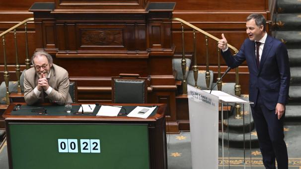 <p>Premierminister Alexander De Croo (Open VLD) und Peter De Roover (N-VA) lieferten sich in der letzten Fragestunde der Legislaturperiode einen verbalen Schlagaustausch.</p>