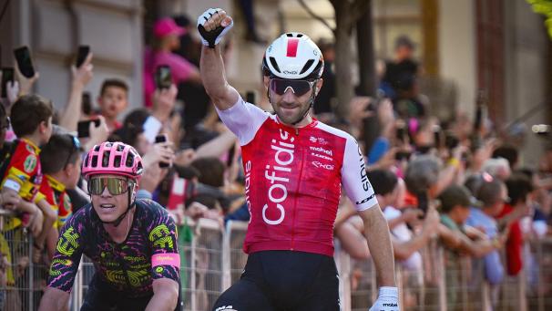 <p>Siegerfaust: Benjamin Thomas (Cofidis) sicherte sich auf den letzten Metern den Sieg bei der fünften Giro-Etappe.</p>