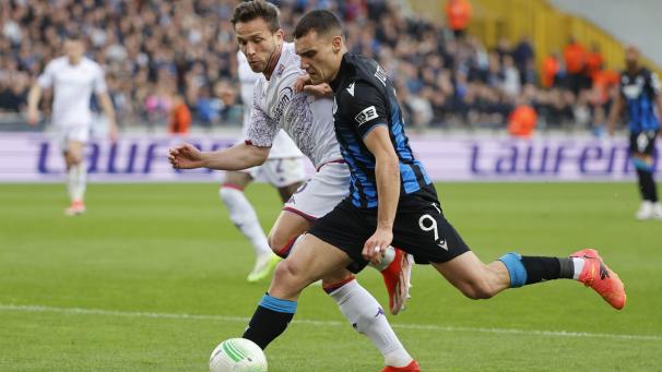 <p>Ferran Jutgla (vorne) und Club Brügge scheitern im Halbfinale der Conference League am AC Florenz, der wie schon im vergangenen Jahr ins Endspiel einzieht.</p>