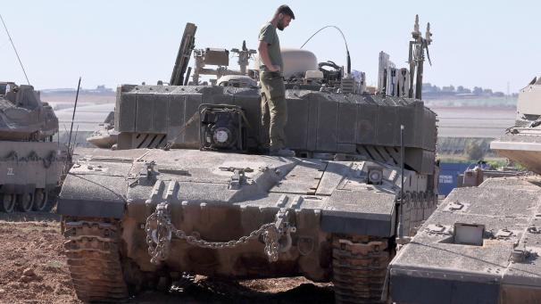 <p>Israelische gepanzerte Fahrzeuge werden in der Nähe des Grenzübergangs Kerem Shalom im Süden Israels eingesetzt. Die israelische Armee gab am Mittwoch bekannt, dass sie ihren Bodenangriff auf Rafah im Gazastreifen fortsetzt.</p>