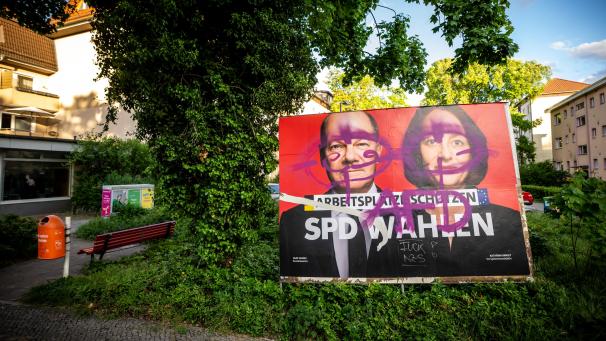 <p>Ein SPD Wahlplakat mit dem Bild von Olaf Scholz und Katarina Barley für die Europawahl ist in Berlin Tempelhof überschmiert.</p>