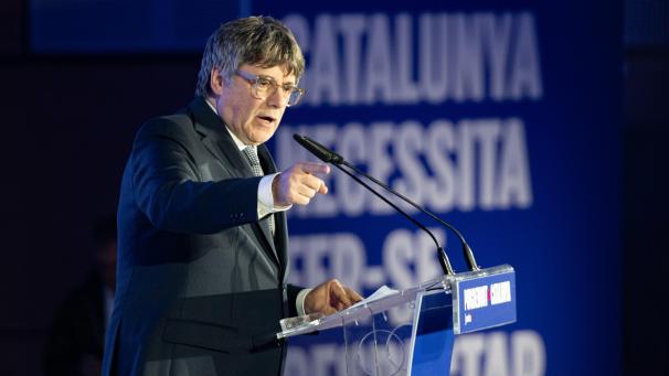 <p>Carles Puigdemont, katalanischer Separatistenführer und ehemaliger katalanischer Regionalpräsident, spricht auf einer Wahlkampfveranstaltung seiner liberalkonservativen Partei Junts mit Blick auf die vorgezogene Regionalwahl am 12. Mai.</p>