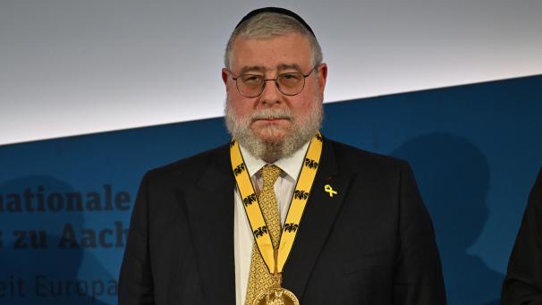 <p>Oberrabbiner Pinchas Goldschmidt, Präsident der Europäischen Rabbinerkonferenz, steht bei der Verleihung des Internationalen Karlspreis zu Aachen auf dem Podium.</p>