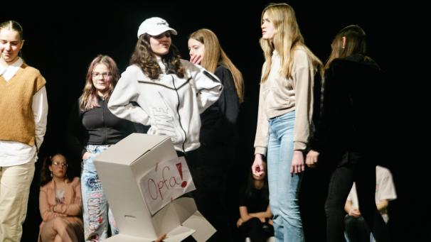 <p>Die mobbenden Jugendlichen stecken ihr „Opfa“ Gerlinda (Jana Baltus) in einen Karton.</p>